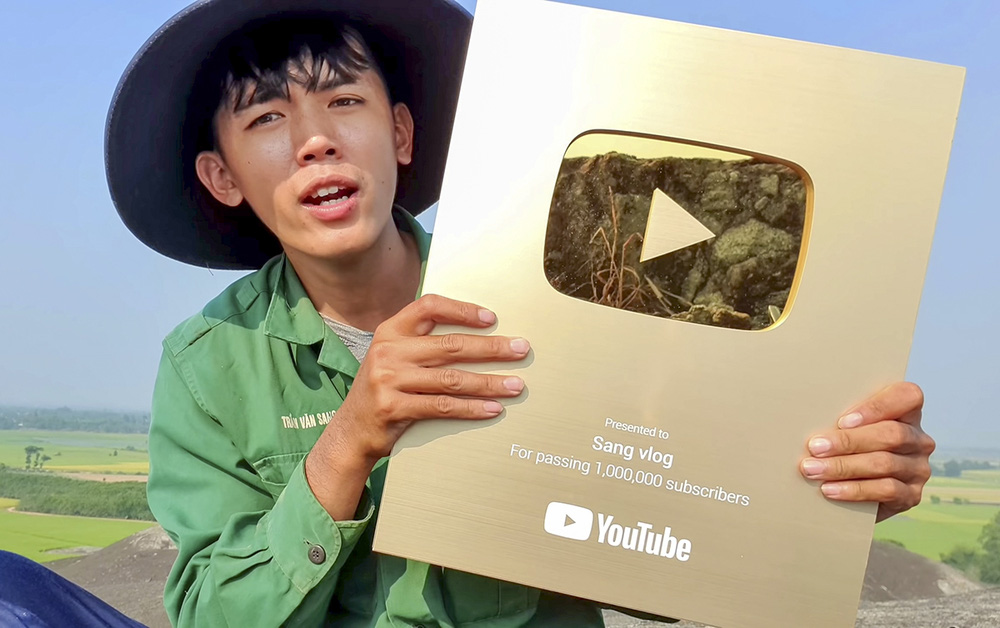 'YouTuber nghèo nhất Việt Nam' từ làm phụ hồ đổi đời nhờ clip đồng quê dân dã triệu view, cuộc sống hiện tại ra sao? - Ảnh 3